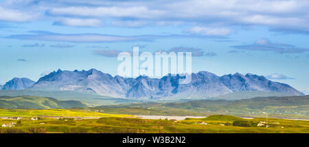 Rocky spettacolari vette del Black Cuillin Range di montagna - Isola di Skye in Scozia Foto Stock