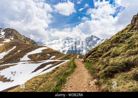 Sentiero di montagna vicino al Passo Pordoi con una vista del massiccio della Marmolada. Dolomiti. L'Italia. Foto Stock