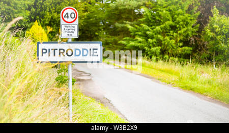 Villaggio Pitroddie segno sulla strada di campagna in Scozia centrale. 40 miglia segnale di limite di velocità Foto Stock