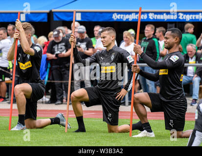 Rottach Egern, Germania. 14 Luglio, 2019. Bundesliga, training camp Borussia Mönchengladbach: Nico Elvedi (l-r), Laszlo Benes e Raffael von Mönchengladbach tratto durante una sessione di formazione su un campo sportivo. Credito: Matthias esitano di fronte/dpa - NOTA IMPORTANTE: In conformità con i requisiti del DFL Deutsche Fußball Liga o la DFB Deutscher Fußball-Bund, è vietato utilizzare o hanno utilizzato fotografie scattate allo stadio e/o la partita in forma di sequenza di immagini e/o video-come sequenze di foto./dpa/Alamy Live News Foto Stock