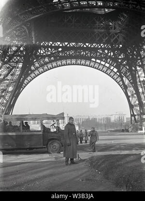 2. Weltkrieg Wehrmacht Europa - Einmarsch und Besetzung Frankreich - Parigi Triumphbogen / seconda Worldwar esercito tedesco - invasione e occupazione - Francia - Parigi Torre Eiffel - invasione et occupazione par la Wehrmacht - Francia - Parigi La Tour Eiffel Foto Stock