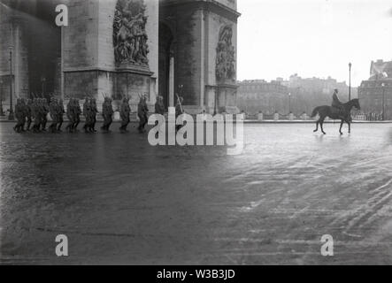 2. Weltkrieg Wehrmacht Europa - Einmarsch und Besetzung Frankreich - Parigi Triumphbogen / seconda Worldwar esercito tedesco - invasione e occupazione - Francia - Parigi Arco di Trionfo - invasione et occupazione par la Wehrmacht Francia - Paris Arc de Triomphe de Foto Stock