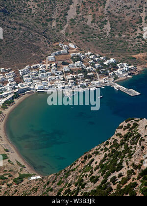 La città portuale di Kamares a Sifnos, come si vede da una montagna vicina Foto Stock