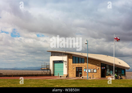 Morecambe RNLI scialuppa di salvataggio dalla stazione di Morecambe Bay in Inghilterra è volontario organizzazione dedicata per il salvataggio di vite umane in mare. Foto Stock