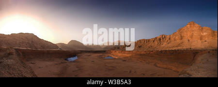 Un lago secco nel deserto circondata da rocce. Vista panoramica. RAK, Emirati arabi uniti, Jun.2018 Foto Stock