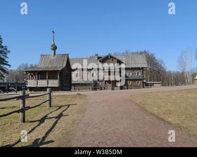 Rustico casa di registro con una cappella russa architettura in legno del XIX secolo Foto Stock