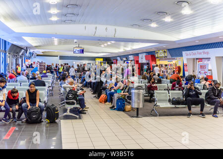 Partenza lounge all'interno di imprese molto piccole e occupato Osea Kutako International Airport, a Windhoek, Namibia Foto Stock