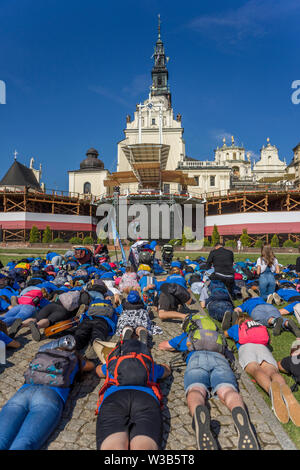 Arrivo dei pellegrini al santuario di Jasna Gora durante la celebrazione dell Assunzione di Maria in agosto, Czestochowa, Polonia 2018. Foto Stock