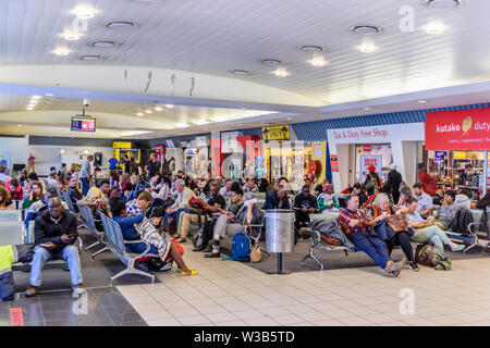 Partenza lounge all'interno di imprese molto piccole e occupato Osea Kutako International Airport, a Windhoek, Namibia Foto Stock