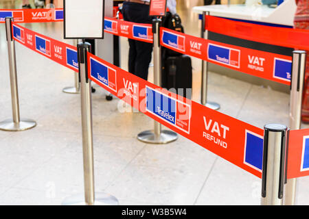 Coda per il rimborso dell' IVA scrivania, azionato da Travelex, terminale 3, l'aeroporto di Heathrow di Londra, Inghilterra, Regno Unito Regno Unito Foto Stock