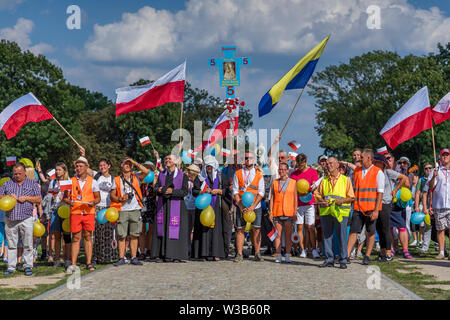 Arrivo dei pellegrini al santuario di Jasna Gora durante la celebrazione dell Assunzione di Maria in agosto, Czestochowa, Polonia 2018. Foto Stock