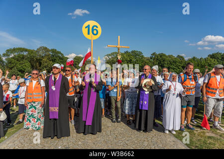 Arrivo dei pellegrini al santuario di Jasna Gora durante la celebrazione dell Assunzione di Maria in agosto, Czestochowa, Polonia 2018. Foto Stock