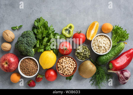 Sano cibo vegan Background - cibo organico, vista dall'alto, copia dello spazio. Pulire sano mangiare, la dieta o detox concetto. Foto Stock