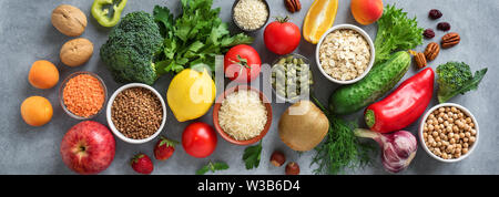 Sano cibo vegan Background - cibo organico, vista dall'alto, banner. Pulire sano mangiare, la dieta o detox concetto. Foto Stock