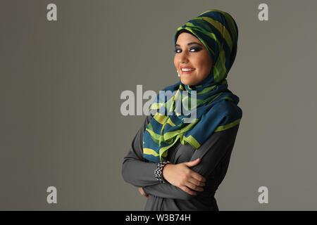 Ritratto di una donna araba sorridente Foto Stock