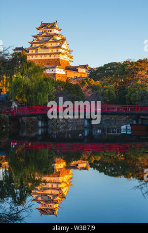 Il castello di Himeji in notturna a hyogo, Giappone all'alba Foto Stock