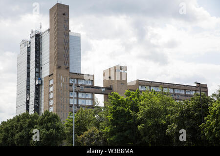 Londra, Regno Unito. 12 Luglio, 2019. Una vista di Ernö Goldfinger distintivo del grado II*-elencati Balfron torre in legno di pioppo, che è attualmente in corso di ristrutturazione per Foto Stock