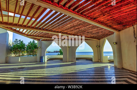 Telaio all'interno del telaio lato mare moschea a Khobar in Arabia Saudita Foto Stock