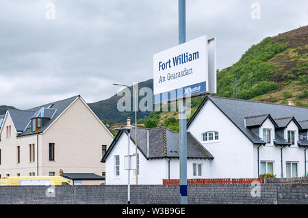 Fort William stazione ferroviaria nome sign sulla West Highland linea ferroviaria, Highlands scozzesi, Scotland, Regno Unito Foto Stock