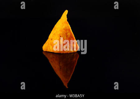 Potato Chips su sfondo nero Foto Stock