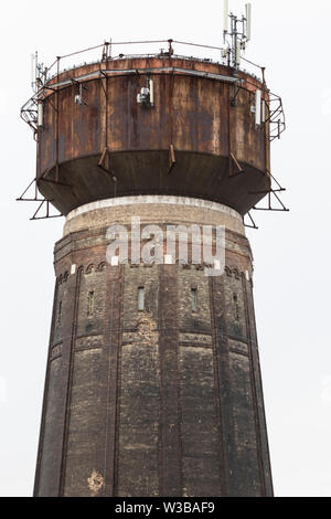 Abbandonato il vecchio water tower a Budapest, Ungheria. Vista laterale. Foto Stock