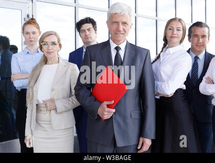 Ritratto di gruppo di società uccessful lavoratori in ufficio Foto Stock