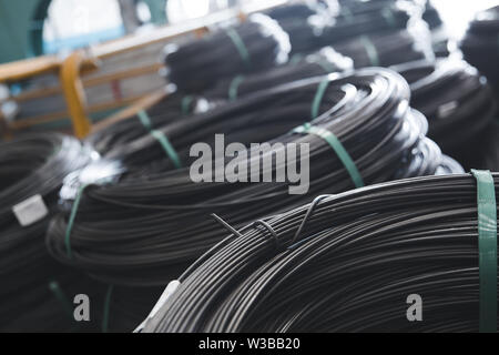 Pila di ferro, filo metallico asta o sfondo della bobina per edilizia. filo di acciaio rotoli di recinzione. Filo di acciaio tie rotoli per edilizia e industria Foto Stock