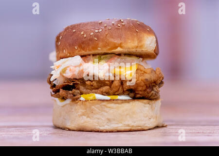 Vista di un hamburger di pollo con formaggio cheddar Foto Stock