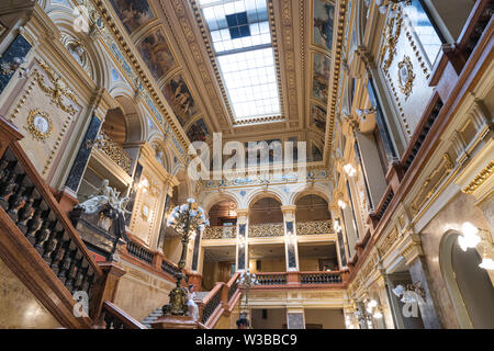 Lviv, Ucraina - Luglio 2, 2019: interni ornati di Solomiya Krushelnytska Lviv Dichiarare Teatro Accademico di Opera e Balletto Foto Stock