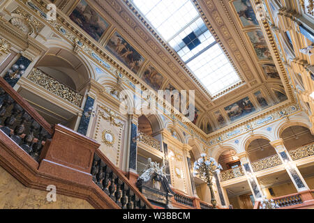 Lviv, Ucraina - Luglio 2, 2019: interni ornati di Solomiya Krushelnytska Lviv Dichiarare Teatro Accademico di Opera e Balletto Foto Stock