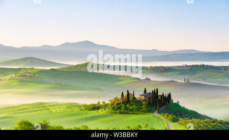 Siena, Italia - 02 Maggio, 2019: un paesaggio iconico in Val d'Orcia, Toscana, in primavera a sunrise. Foto Stock