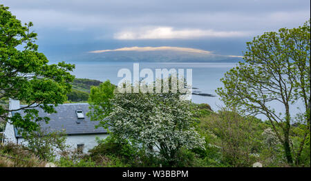 Vista attraverso il suono di Sleat con moody sky, Ardvasar, Isola di Skye, Highlands scozzesi, Scotland, Regno Unito Foto Stock