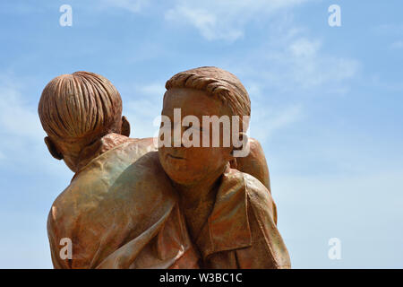 Chiudere fino alla statua di ragazzi wrestling Foto Stock