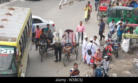 La corruzione di applicazione della legge sulla strada 14 luglio 2019 dhaka Bangladesh.Many driver di risciò devono pagare la tangente per attraversare il Golchatar-1 da Mirpur-10 r Foto Stock