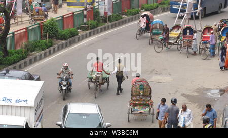 La corruzione di applicazione della legge sulla strada 14 luglio 2019 dhaka Bangladesh.Many driver di risciò devono pagare la tangente per attraversare il Golchatar-1 da Mirpur-10 r Foto Stock