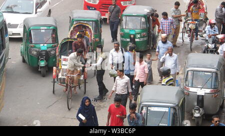 La corruzione di applicazione della legge sulla strada 14 luglio 2019 dhaka Bangladesh.Many driver di risciò devono pagare la tangente per attraversare il Golchatar-1 da Mirpur-10 r Foto Stock