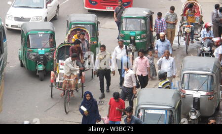 La corruzione di applicazione della legge sulla strada 14 luglio 2019 dhaka Bangladesh.Many driver di risciò devono pagare la tangente per attraversare il Golchatar-1 da Mirpur-10 r Foto Stock