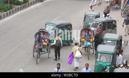 La corruzione di applicazione della legge sulla strada 14 luglio 2019 dhaka Bangladesh.Many driver di risciò devono pagare la tangente per attraversare il Golchatar-1 da Mirpur-10 r Foto Stock