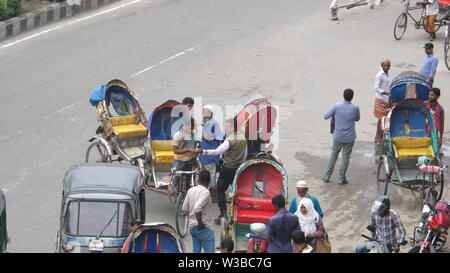 La corruzione di applicazione della legge sulla strada 14 luglio 2019 dhaka Bangladesh.Many driver di risciò devono pagare la tangente per attraversare il Golchatar-1 da Mirpur-10 r Foto Stock