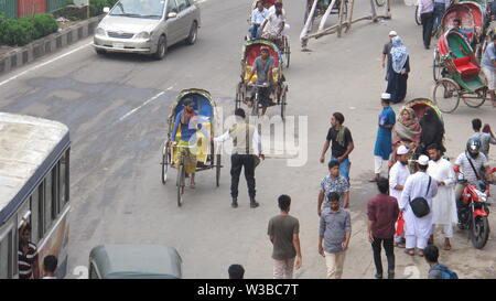 La corruzione di applicazione della legge sulla strada 14 luglio 2019 dhaka Bangladesh.Many driver di risciò devono pagare la tangente per attraversare il Golchatar-1 da Mirpur-10 r Foto Stock