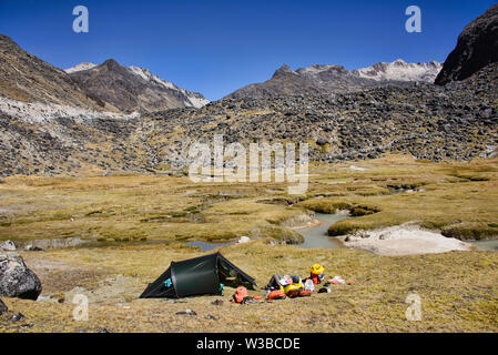 Il camp in alto Ande lungo la cordigliera Real traversa, Bolivia Foto Stock