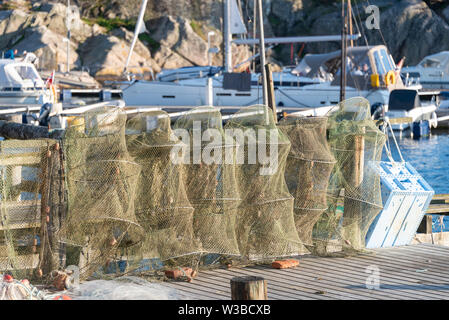 Resö, Svezia - Luglio 8, 2019: Vista di reti da pesca nella parte anteriore di una capanna di pesca in Resö, Svezia occidentale. Foto Stock