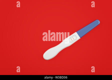 Chiudere uno positivo (gravidanza) Risultato test di gravidanza su carta rossa sfondo, elevata angolo visuale, direttamente sopra Foto Stock