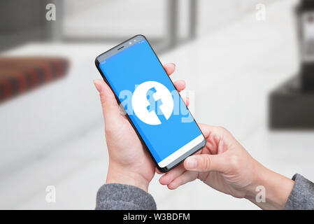 SARAJEVO, BOSNIA ERZEGOVINA - 14 luglio 2019: il nuovo logo di Facebook sul social network Facebook app su moderne smart phone nella donna la mano. Foto Stock