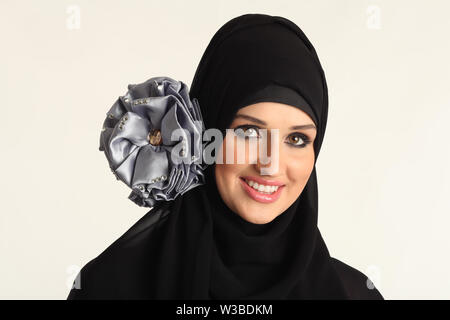 Ritratto di una donna araba sorridente Foto Stock