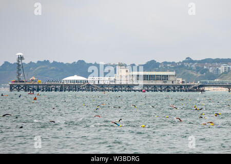 Bournemouth, Regno Unito. Il 14 luglio 2019. Centinaia di nuotatori ha preso per l'acqua per il Molo di Bournemouth a Boscombe Pier nuotare sfida. Il 2019 segna il 29° anniversario dell'evento, in aiuto della British Heart Foundation. Foto Stock