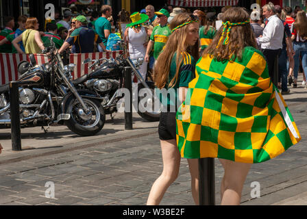 Matchday a Killarney, contea di Kerry, Irlanda. Kerry Gaelic tifosi di calcio su Main Street prima della partita di Mayo e Kerry nel luglio 2019. Vivace città irlandese. La città di Killarney piena di tifosi di calcio in una giornata di sole. Foto Stock