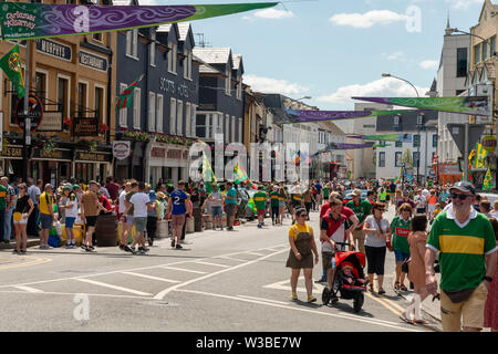 Giorno della partita a Killarney, Contea di Kerry, Irlanda. Tifosi gaelici di football tifosi in College Street prima della partita Mayo e Kerry nel luglio 2019. Foto Stock