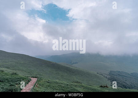 Ben prepered scale trail su una catena montuosa in nuvole in Bieszczady, Polonia. Foto Stock