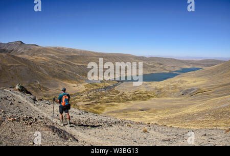 Trekking al di sopra del lago di Khara Khota (Q'ara Quta) lungo la cordigliera Real traversa, Bolivia Foto Stock